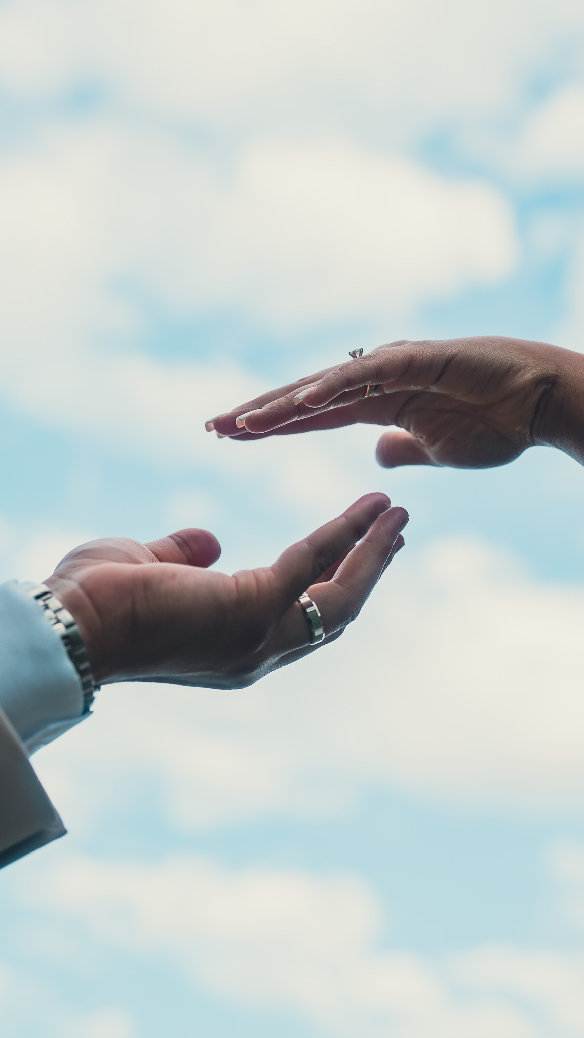 Mains vers le ciel